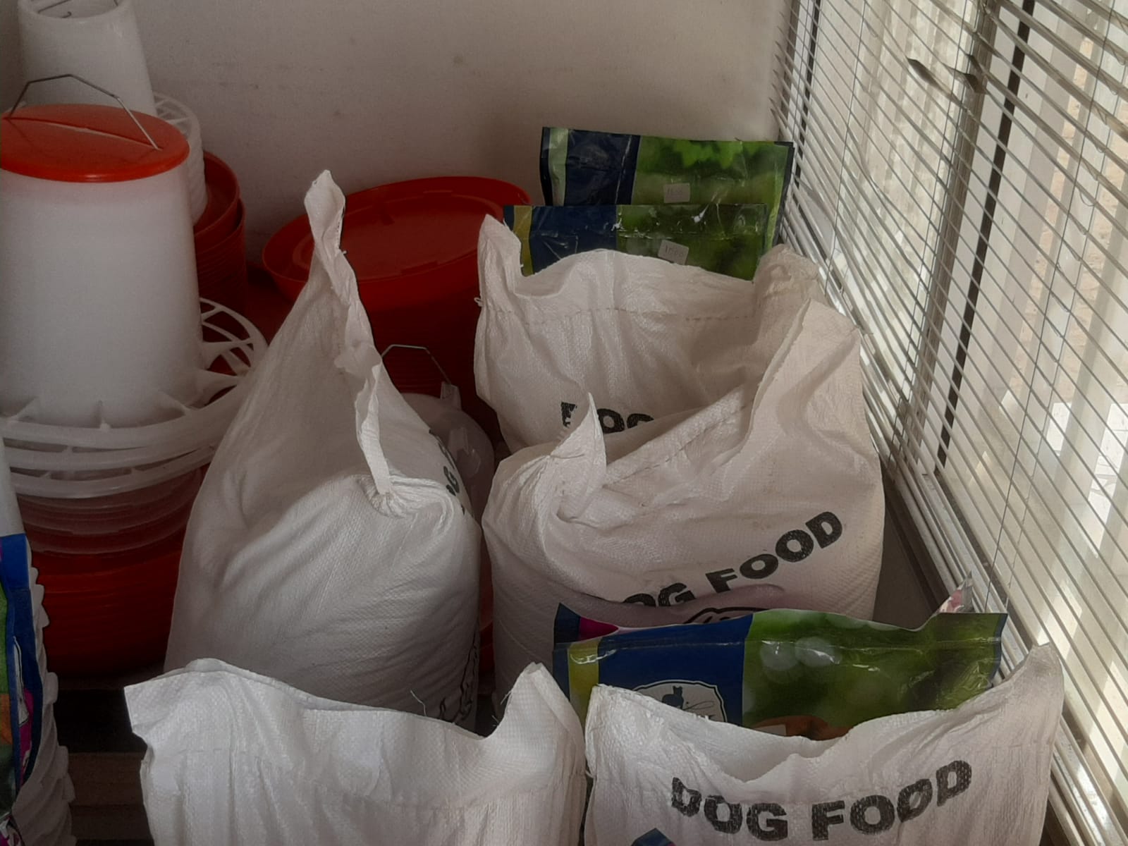 Sacos de ração para cães e bebedouros avícolas na loja VetWorkx Maputo