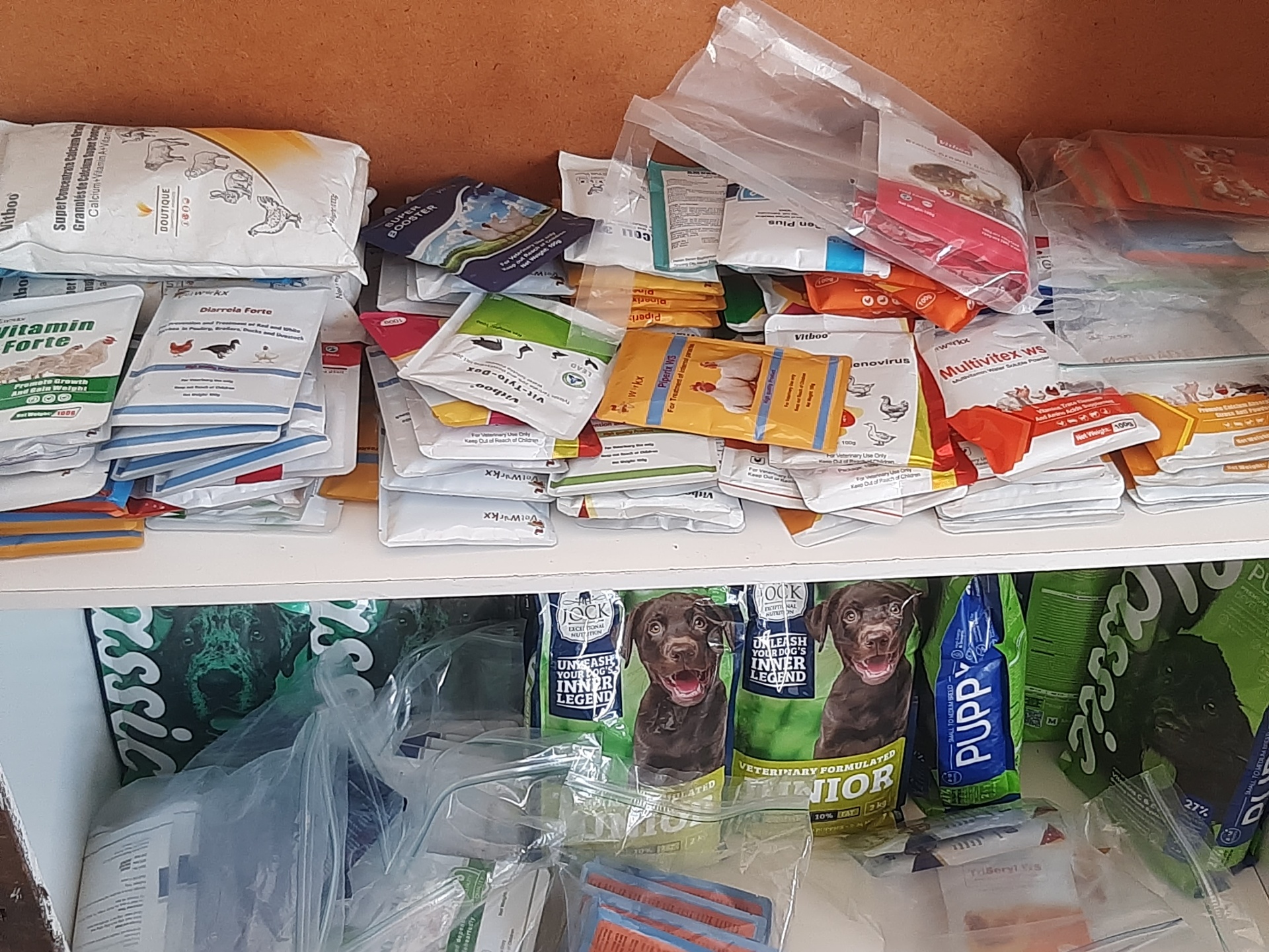 Interior da loja VetWorkx — sachets de medicamentos veterinários e alimentação para cães