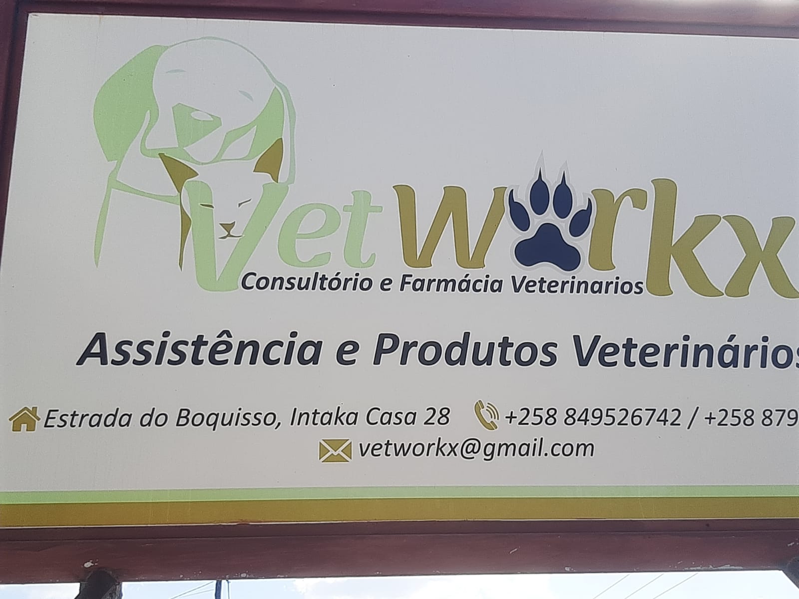 Placa publicitária VetWorkx — Consultório e Farmácia Veterinários, Assistência e Produtos Veterinários