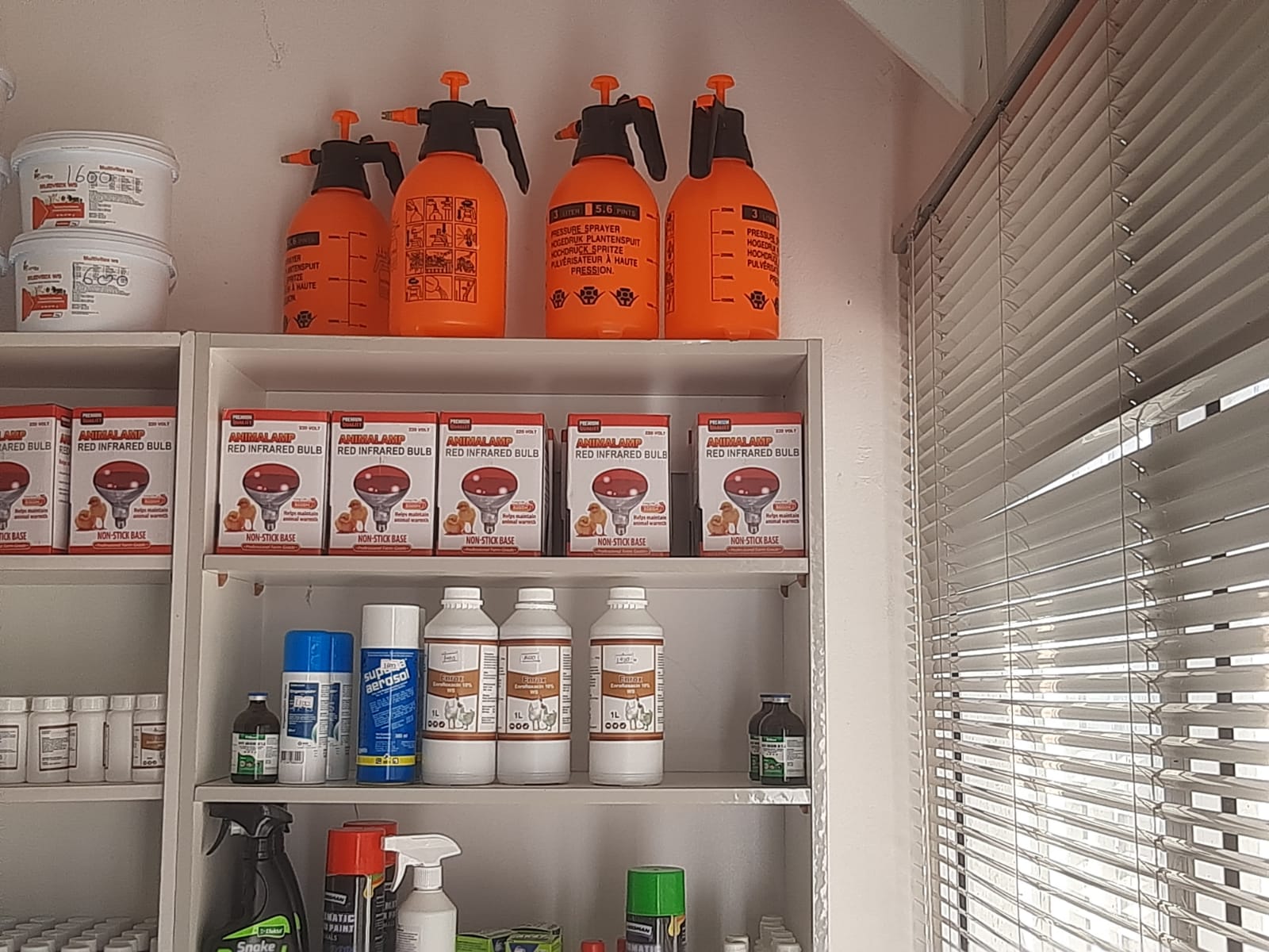 Lâmpadas infravermelhas, sprayers de pressão e Enrox para aves e gado — VetWorkx